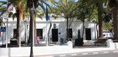 Fachada del Ayuntamiento de Yaiza.