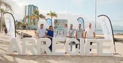 El alcalde de Arrecife, Yonathan de León, fue el encargado de presentar el evento en la misma Playa del Reducto junto a los productores y dos ediles de su equipo.