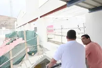 Isidro Pérez y Alexis Hernández junto a las obras.
