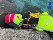 Asistencia de la Policía Local de Arrecife ante una caída en la zona del litoral marítimo de la capital de Lanzarote