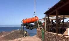 Grúa realizando la retirada del camión en Papagayo.