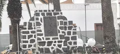 Imagen del monumento con la cruz cristiana eliminada de la parte superior
