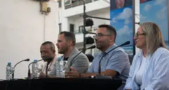 El pregonero junto al alcalde y el concejal de Festejos