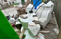 Imagen de los restos de la cruz recogidos por un vecino de la zona