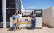 Abigail González junto a una escuela infantil de la capital.