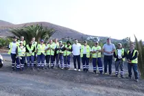 Oswaldo Betancort e Isidro Pérez junto a los operarios de empleo en San Bartolomé.
