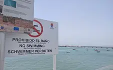 El Ayuntamiento activa el protocolo e instala un cartel que desaconseja el baño en la zona de La Pescadería, en la capital de Lanzarote