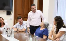 Oswaldo Betancort en la reunión que ha mantenido con las roseteras