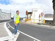 El consejero de Obras Públicas, JAcobo Medina, en la vía de El Peñón