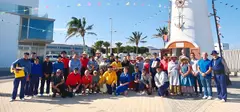 Imagen de la gente que participó en la ofrenda floral de este sábado