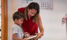 Maite Corujo hablando con un niño de la capital en una imagen enviada por el Gobierno de la capital