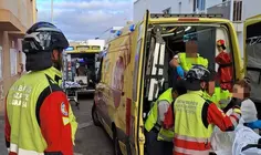 Ambulancias trasladando al menor al Hospital tras precipitarse.