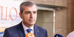 Manuel Domínguez atendiendo a los medios en la puerta del Parlamento de Canarias