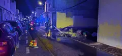 Contenedor totalmente inservible tras la extinción del fuego en Altavista.