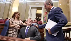 Fernando Clavijo saludando a su compañero en el Gobierno autonómico Manuel Domínguez.