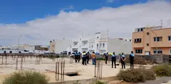 La Policía Local de Arrecife efectúa un despliegue para el desalojo de este fumadero de drogas.