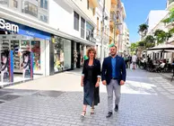 Yonathan de León y Eli Merino paseando por las calles de Arrecife.