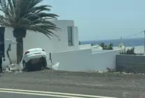 Imagen del vehículo tras chocar contra el muro de la vivienda.