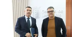 Oswaldo Betancort y Armando Santana en la puerta del Cabildo.
