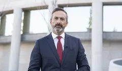 Pedro San Gin&eacute;s frente al Senado.