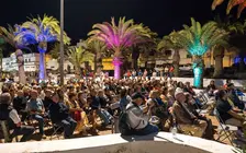 Vecinos de Altavista disfrutando de los actos de la fiesta del barrio.