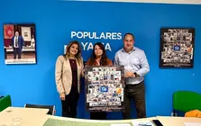 La secretaria PP Lanzarote María Tovar y el presidente PP Yaiza hacen entrega a su esposa Silvia un recordatorio de buenos momentos
