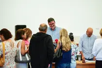 El alcalde Isidro Pérez en una reunión con vecinas y vecinos.