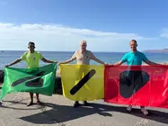 Christopher Notario y José Juan Cruz junto a las banderas.