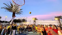 El alcalde Yonathan de León y la concejala de Deportes  junto a jóvenes deportistas