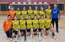 Imagen de las jugadoras y el entrenador.