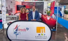 El alcalde de Arrecife Yonathan de León y la concejala de Deportes, Eli Merino, promocionando Arrecife en una feria para eventos deportivos.