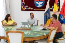 El alcalde de Arrecife Yonathan de León junto a la Dra. Durán y el Dr. Sánchez Camejo , integrantes del Comité Organizador del BootCamp 