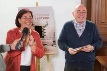 Alma González junto a Miguel Hernández.