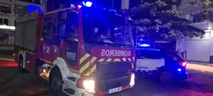 Los bomberos y la Policía Local acudieron a cubrir el suceso.