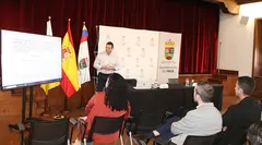 Imagen del encuentro mantenido por Noda con los promotores.