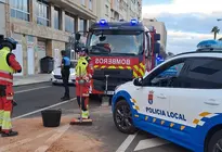 Los bomberos y la Policía Local realizando las labores de limpieza.
