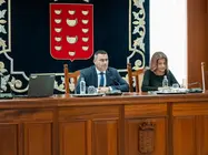 Oswaldo Betancort y María Jesús Tovar en el Pleno del Cabildo de Lanzarote.
