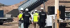 Agentes de la Policía Local realizando una detención en una obra.