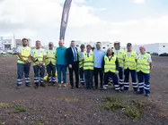 Oswaldo Betancort, Echedey Eugenio y Jacobo Lemes junto a los participantes del plan de empleo.