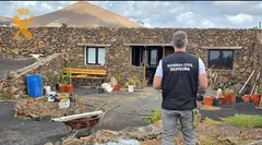 Agente de la Guardia Civil en una de las construcciones investigadas.