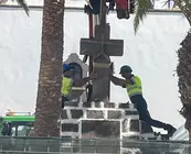 Momento en el que los operarios de la empresa colocan la cruz en el mismo lugar en el que estaba cuando se iniciaron las obras.