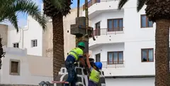 Operarios colocando la cruz de la plaza de Las Palmas.