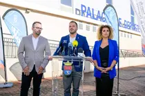 El alcalde de Arrecife, Yonathan de León, junto a Echedey Eugenio y Eli Merino en los exteriores del pabellón.