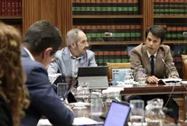 Marcos Bergaz (PSOE) en comisión parlamentaria de vivienda.