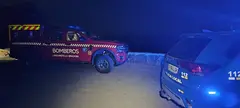Un vehículo de la Policía Local y otro de los bomberos durante el desarrollo del incidente.