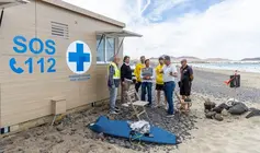 Olivia Duque, Eugenio Robayna y Rita Hernández en la playa de Famara.