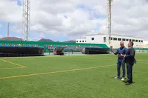 El alcalde y el concejal de Deportes en el campo de Yaiza