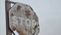 Señal vial deteriorada en Tinajo.