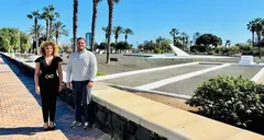 El alcalde de Arrrecife y la concejala de Turismo, Comercio y Deportes, junto al Parque Temático, cuyas obras están unidas a la concesión del suelo por Costas.