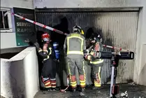 Imagen de los bomberos durante su peligrosa actuación.